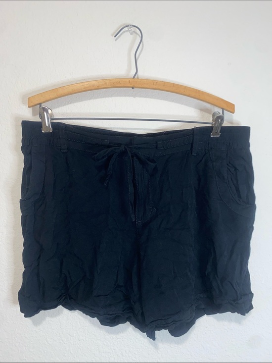 Pants - 🪼Gloria Vanderbilt black shorts with tie!